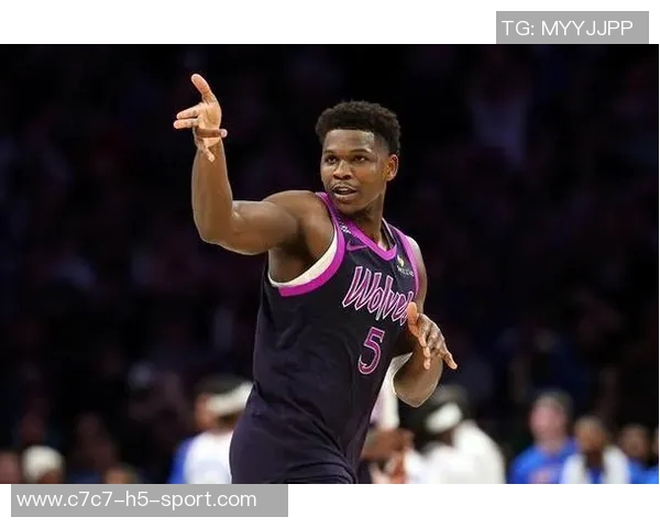 爱德华兹首节爆发拿下13分半场表现稳健三分球命中率高达40